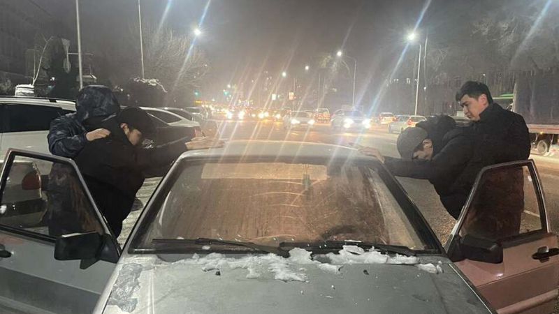 В Алматы угнали машину с парковки торгового центра 