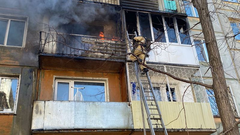 Огнеборцами Усть-Каменогорска при пожаре эвакуировано 10 жителей и спасена пожилая женщина