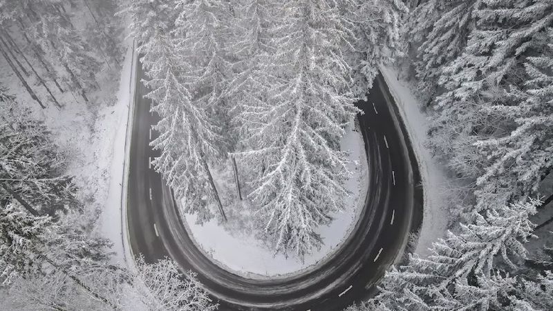 Снег выпал на трассе в Алматинской области