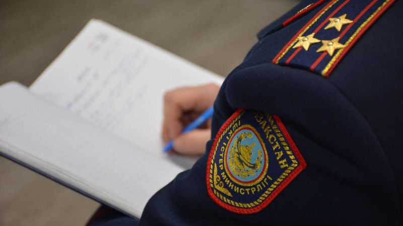 Полиция Полиция заң бұзған адамды ұстады
