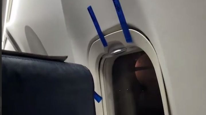 Видео с изолентой на иллюминаторе самолета напугало казахстанцев