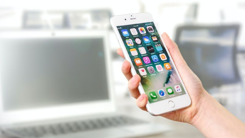 смартфон в руке операторов сотовой связи уличили в высоких ценах на услуги