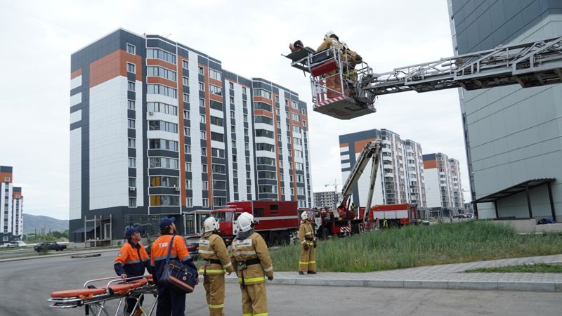 Почему жители многоэтажки в Усть-Каменогорске выпрыгивали из окон, объяснили в ДЧС