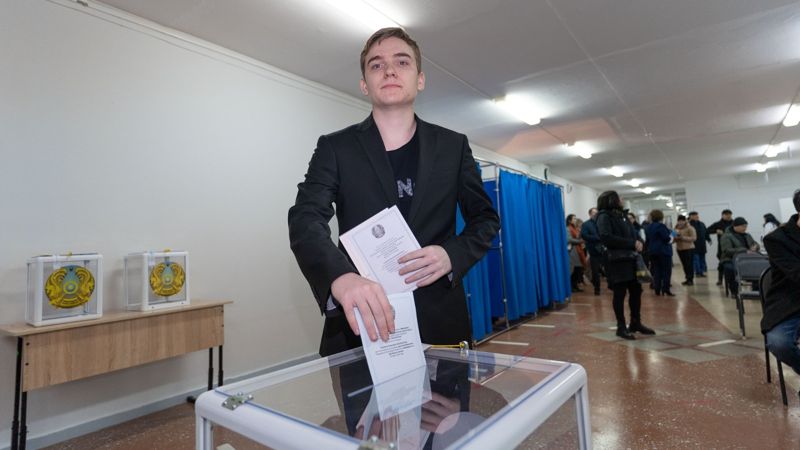 Выпускники школы впервые проголосовали с акимом ВКО в Усть-Каменогорске