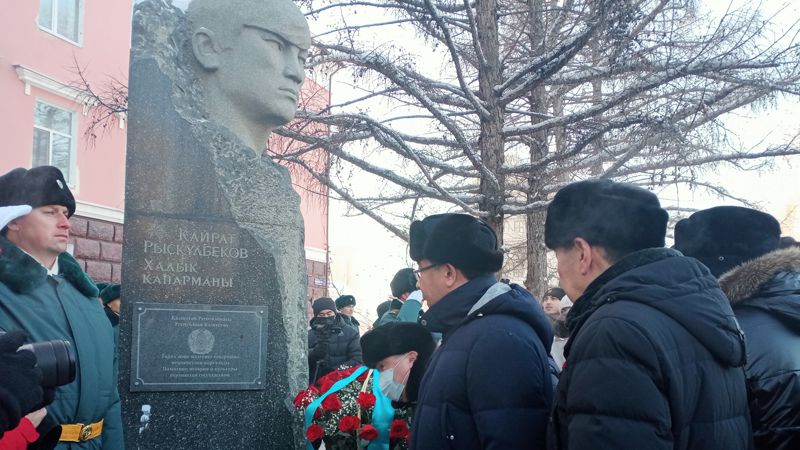 В Семее возложили цветы к памятнику Кайрата Рыскулбекова