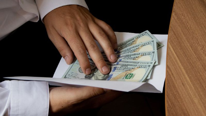 взятка Задержан судья Костанайского облсуда при получении крупной взятки