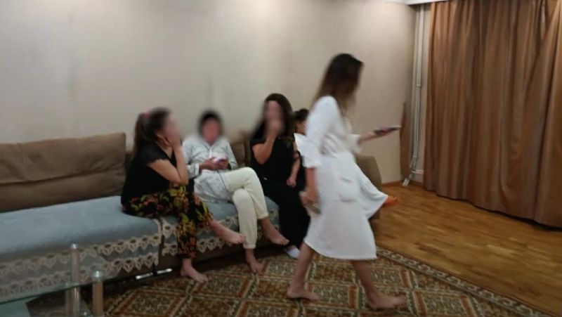 девушки Необычный "бизнес" организовали в частном секторе Алматы