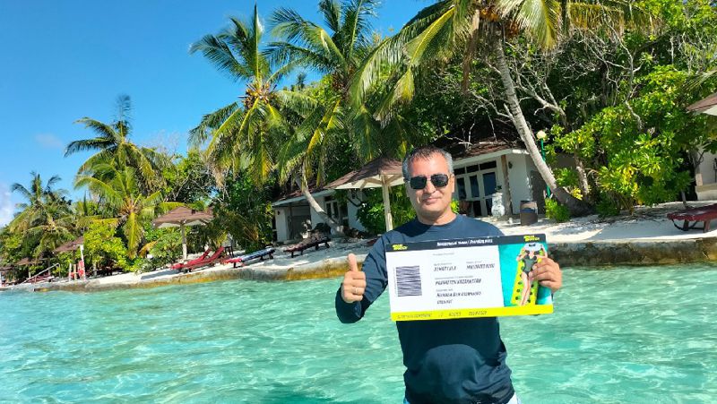 успешный игрок в бассейне Мальдивы