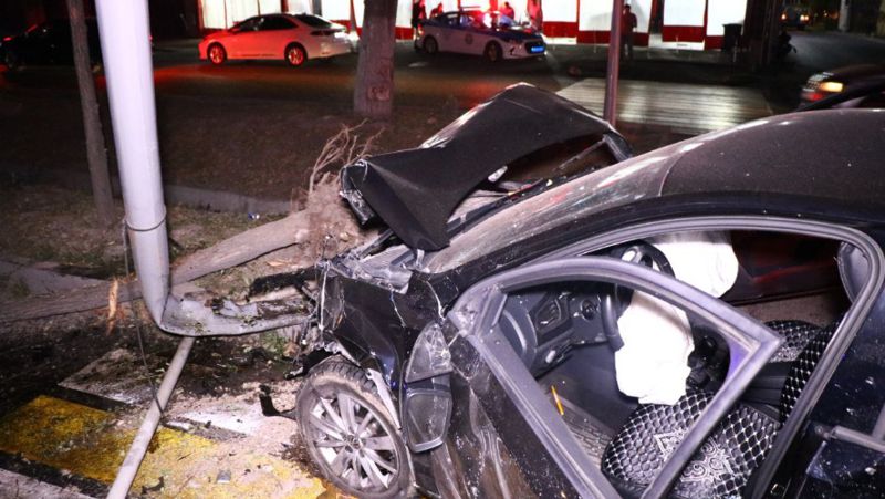 Четыре человека пострадали в страшном ДТП в Алматы