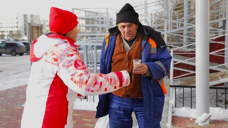 Столичные волонтёры согревают горожан горячим чаем