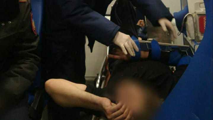 мужчина помощь спасателей