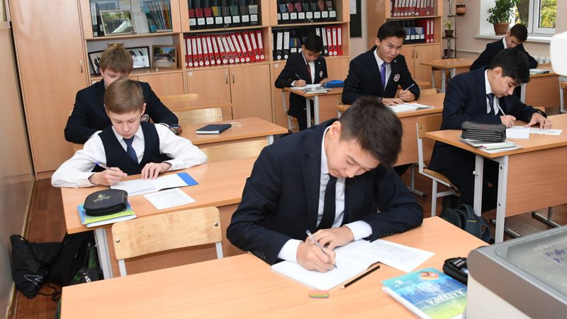 Школьников и студентов в Алматы переводят на дистанционку