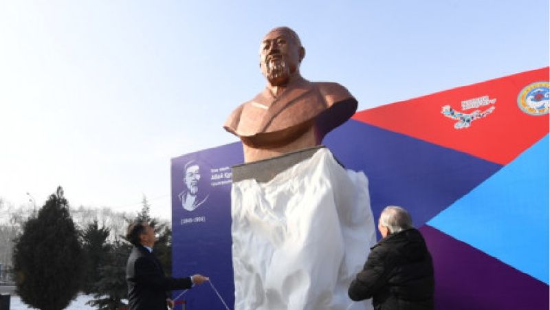 бюст Абая, скульптор Тлеуберды Бинашев
