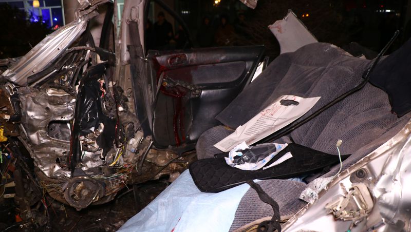 Автомобиль разорвало напополам, три человека погибли – ДТП в Алматы