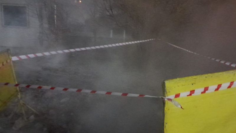 В Алматы произошел серьезный прорыв теплотрассы в Алмалинском районе близ ЖК