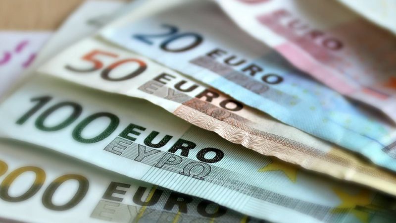 Сбыли клиентам фальшивые 4 000 евро: пять сотрудников банка осудили