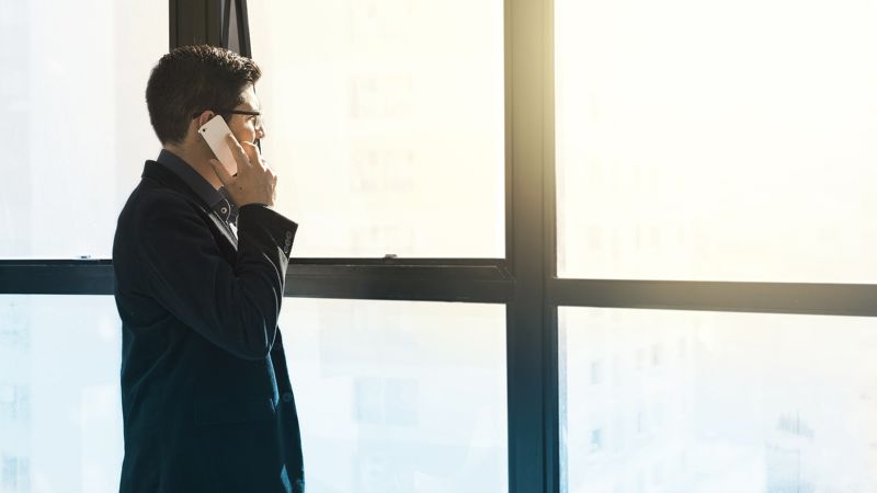 Человек говорит по телефону Мобильный роуминг в ЕАЭС отменят до 2024 года