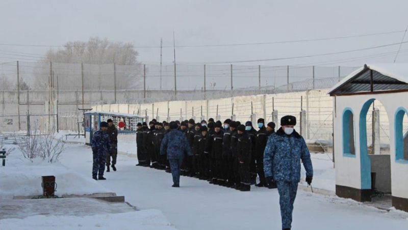 Заключенные в тюрьме Напал на сотрудника колонии