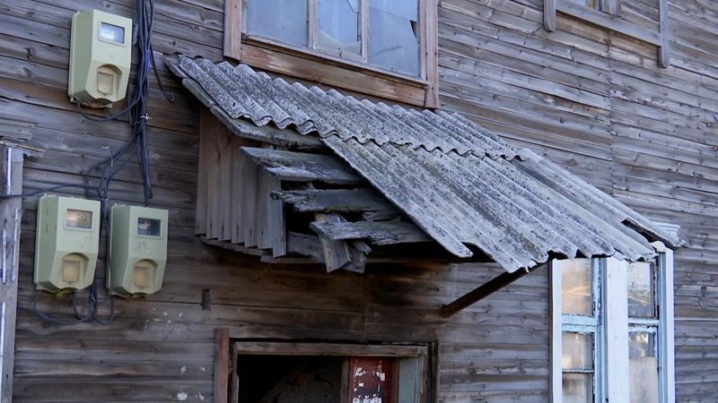 Деревянный аварийный дом в Петропавловске трещит по швам