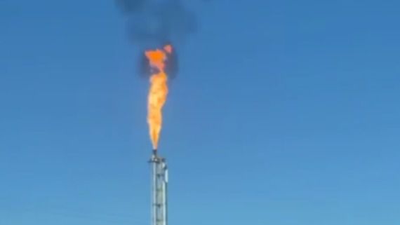 Огонь из трубы нового газохимического комплекса напугал жителей Атырау