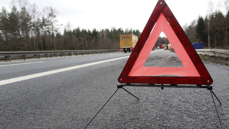 ДТП на трассе, авария на автодороге дорожное происшествие с переворачиванием авто