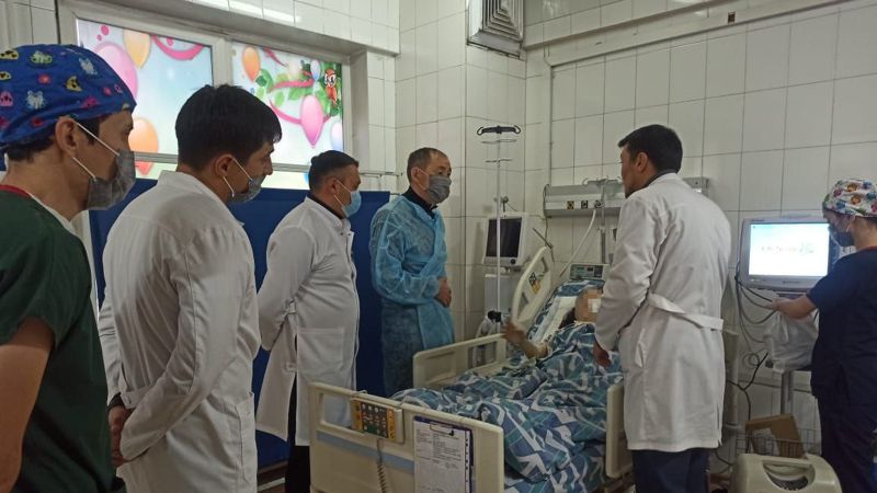 Умирзак Ниязбеков в больнице Глава УЗ Алматинской области посетил пострадавших в ДТП детей