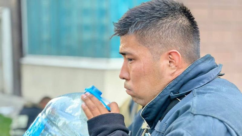 В МЧС показали, как спасатели тушили многоэтажное здание в Алматы