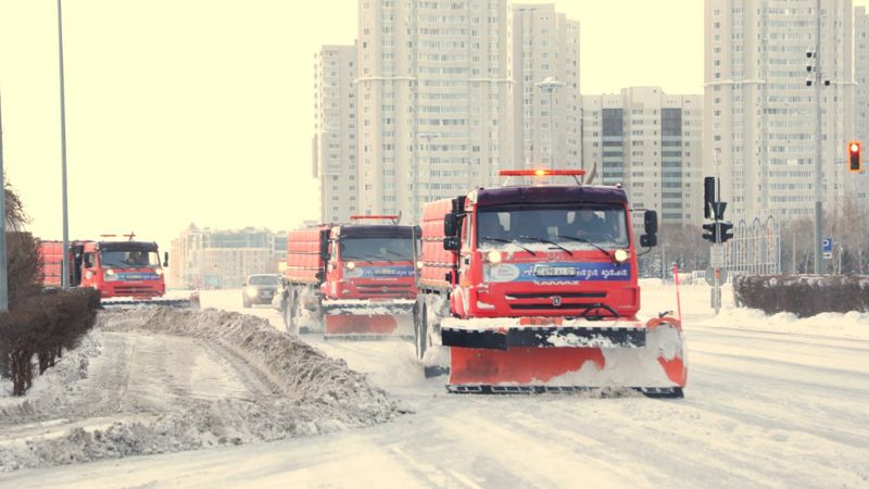 Как ликвидируют последствия снегопада в Астане
