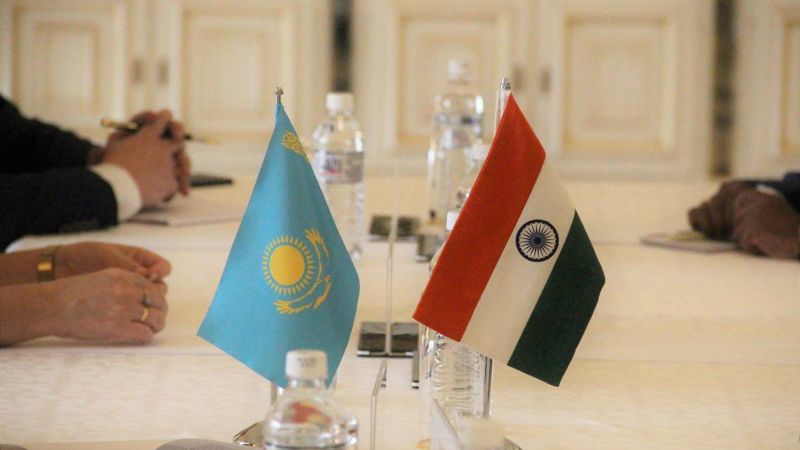 флаги Казахстана и Индии