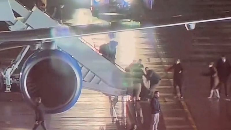 Варшавада Джо Байден делегациясының бір мүшесі құлап, ұшақ баспалдағанын домалап кетті Оқыс оқиға