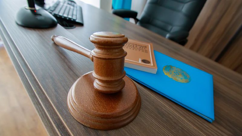 молоток судьи суд чиновник взятка осужден