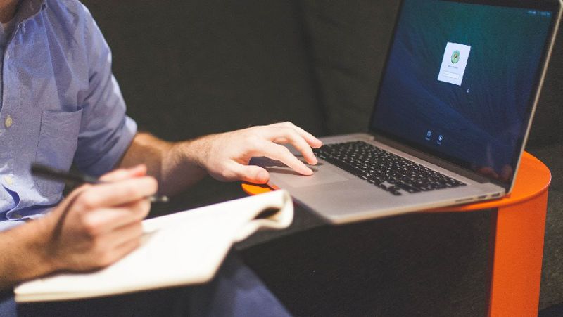 работа за ноутбуком работа на удаленке, домашний офис