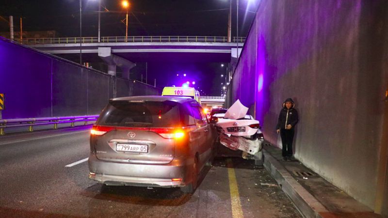 Минивэн врезался в припаркованный автомобиль в центре Алматы. Пострадали два человека
