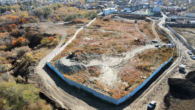 строители засыпали могилы