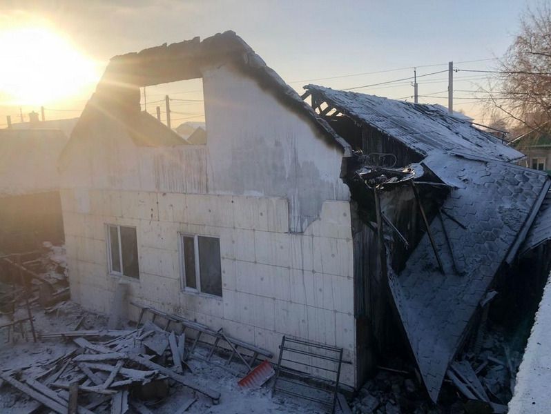 Школьник спас двухлетнюю сестру из горящего дома в Караганде