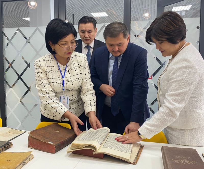 Министр Саясат Нұрбек Қорқыт ата атындағы Қызылорда университетінің ғылыми кітапханасымен танысты Министр Саясат Нұрбек Қорқыт ата атындағы Қызылорда университетінің ғылыми кітапханасымен танысты