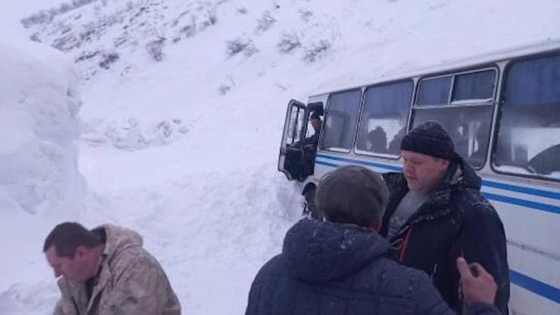Шығыс Қазақстан облысында адамдар мінген автобусты қар көшкіні басып қалды