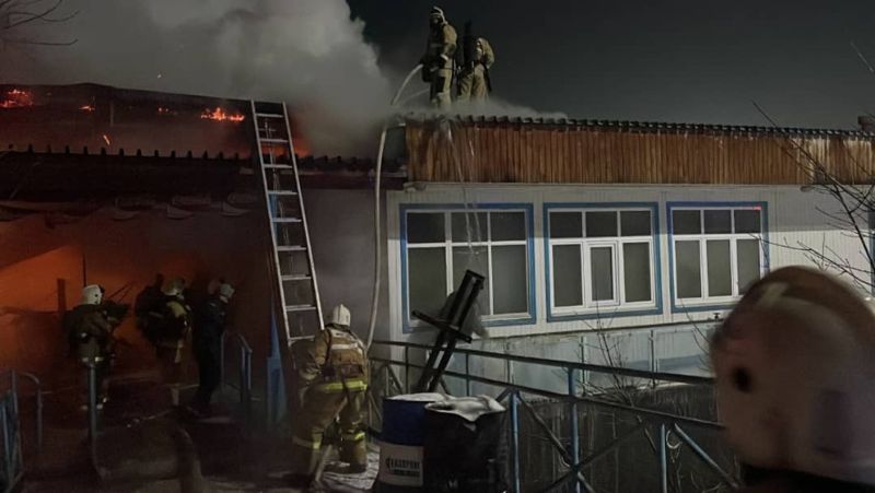 Усть-Каменогорск, горит пароход, используемый как кафе