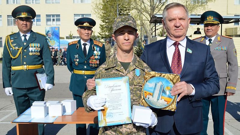 Огнеборца в Караганде наградили медалью "Ерлігі үшін"