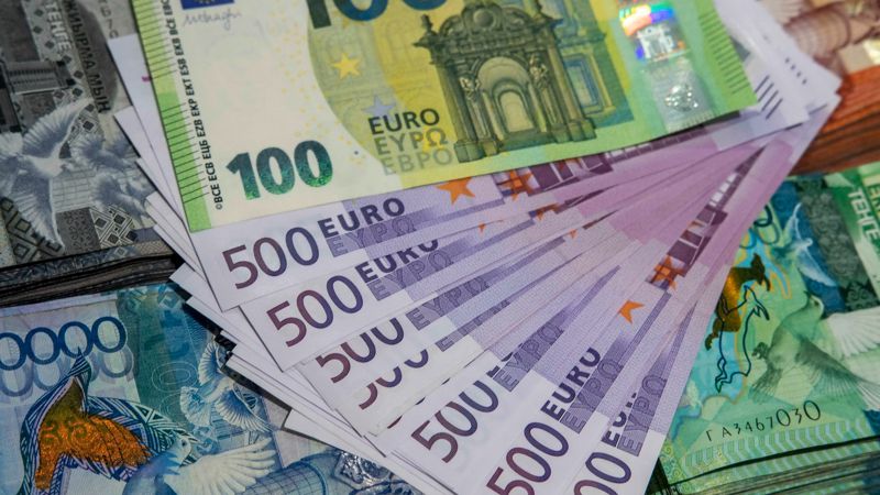 Казахстанцы отказываются от рублей и стали чаще покупать евро