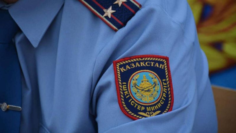 полицейский, погоны Полицейский по неосторожности застрелил коллегу в Алматы