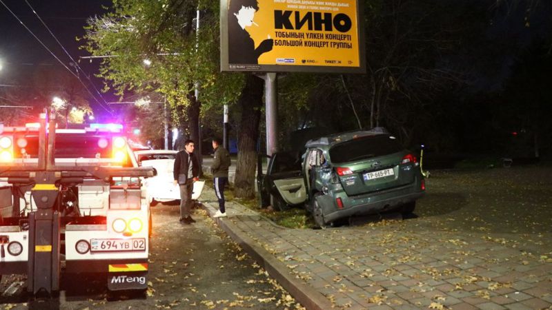 В Алматы Subaru Outback, проехав боком врезался в припаркованный авто и снес уличный фонарь