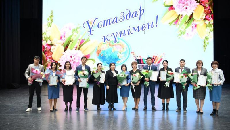 В ЗКО поздравили учителей с профессиональным праздником