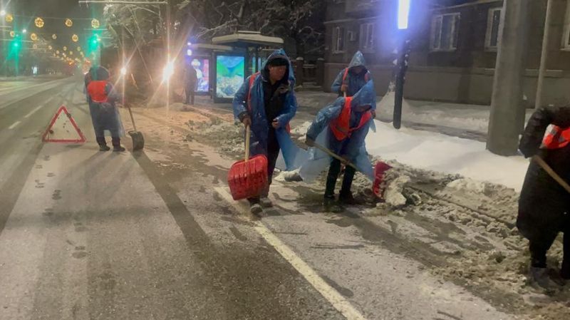 В Алматы продолжается снегопад