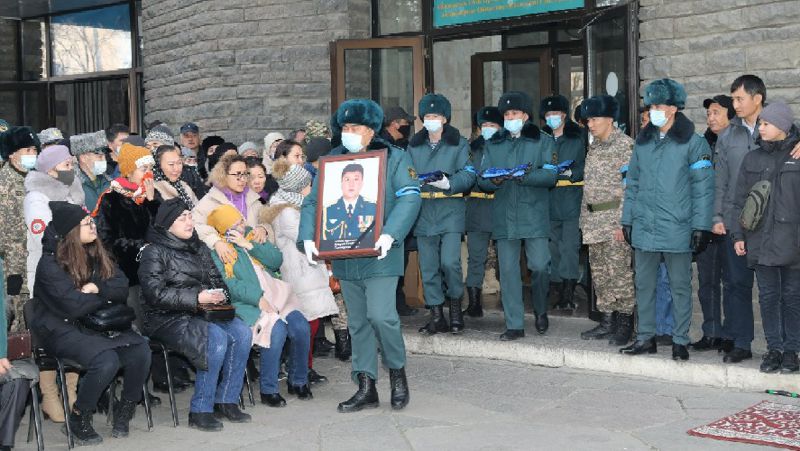 Прощание с подполковником вооруженных сил РК Сандибеком Хаировым