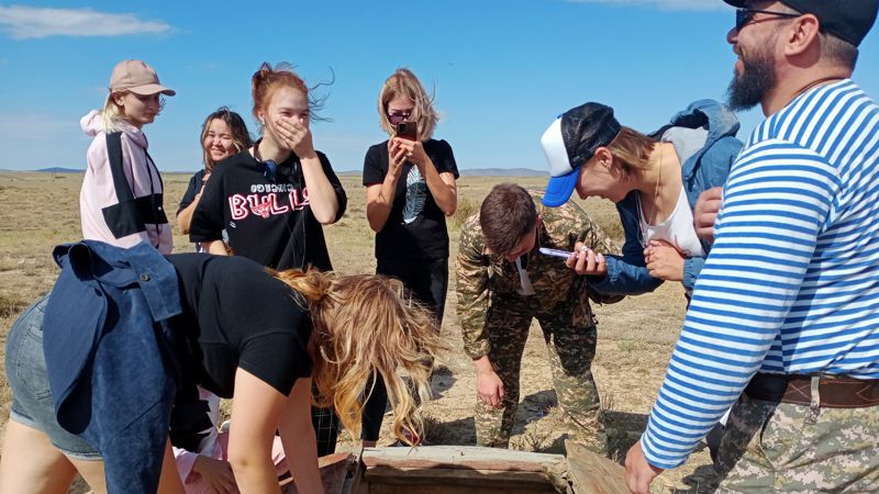 Участники экспедиции возле колодца