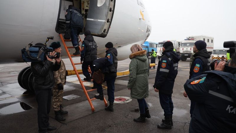 Фоторепортаж: вылет казахстанских спасателей и медиков в Турцию