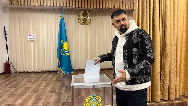 Казахстанский певец Парвиз Назаров проголосовал в Алматы 