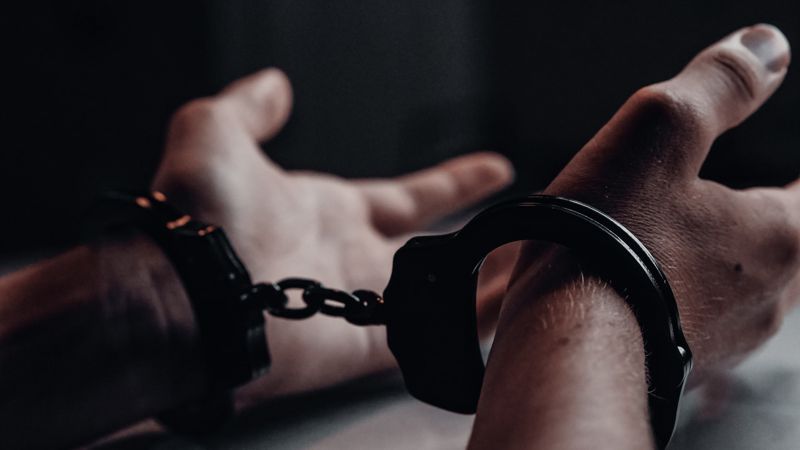наручники Убийство ребенка в Темиртау: подозреваемого арестовали на два месяца