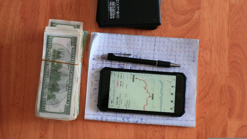Деньги, смартфон, записи ФРС США повысила базовую процентную ставку